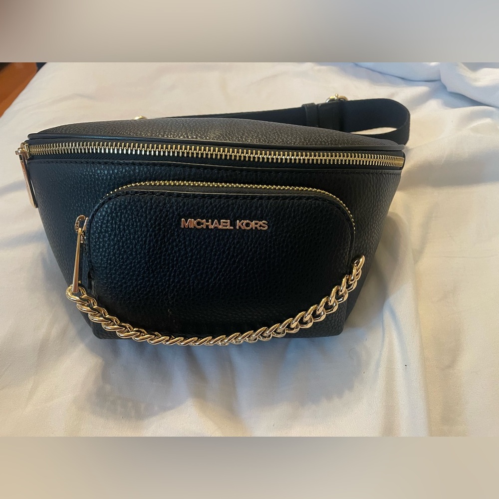 Micheal kors jet set sling bag